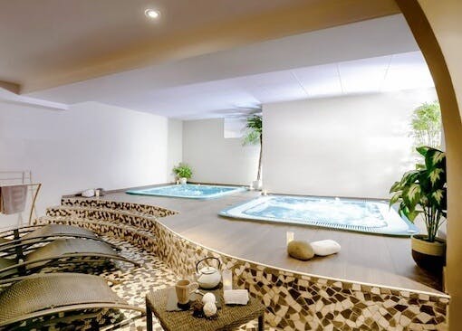 spa avec bains à remous sauna et hammam