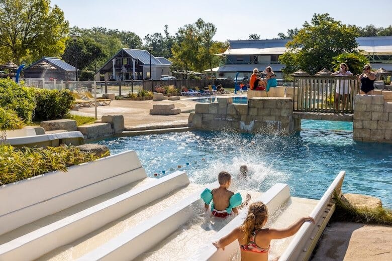 parc aquatique avec toboggans