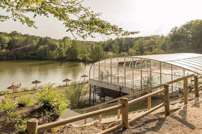 piscine couverte et chauffée en bord de lac