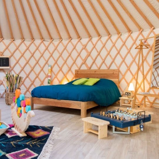 yourte familiale avec jeux en bois