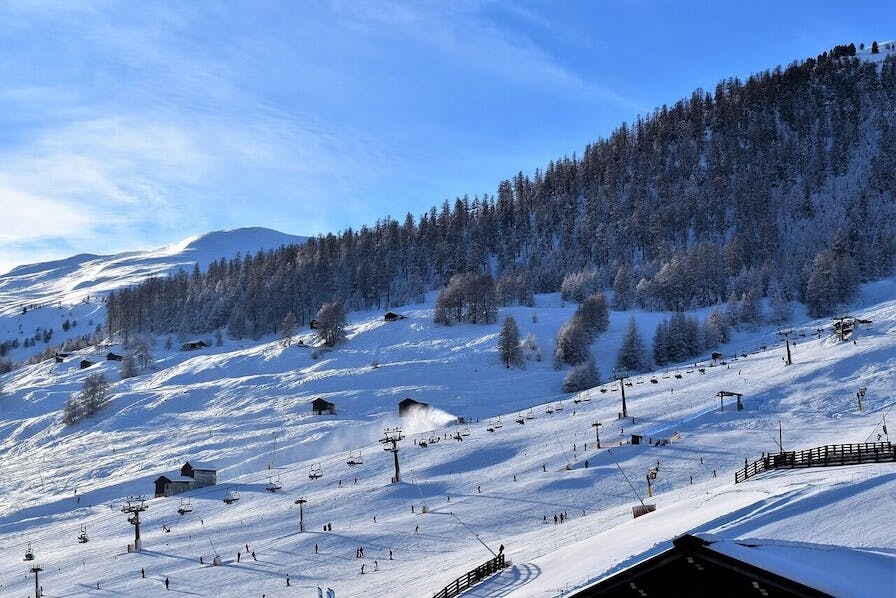 Station de ski pour familles, remontées mécaniques, montagne enneigée