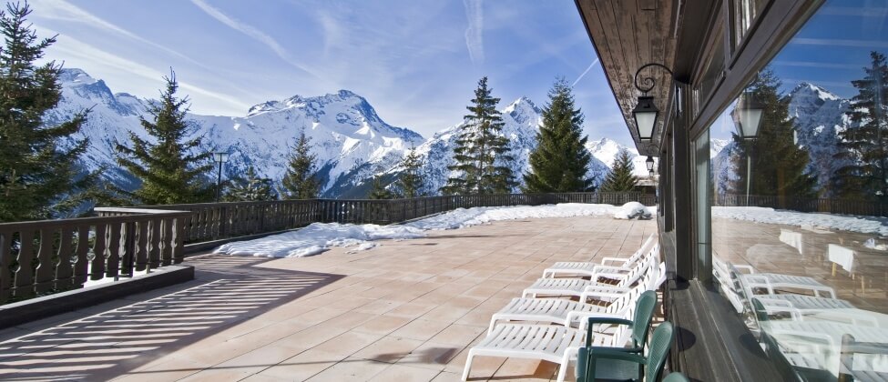 Terrasse animée avec vue sur les Alpes