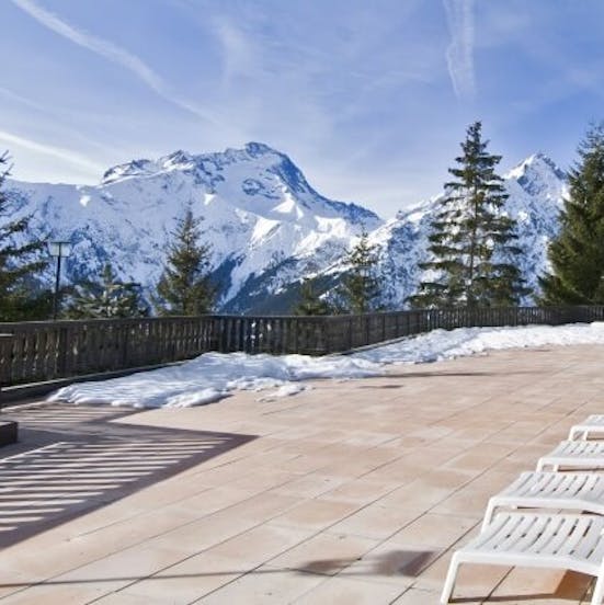 Terrasse animée avec vue sur les Alpes