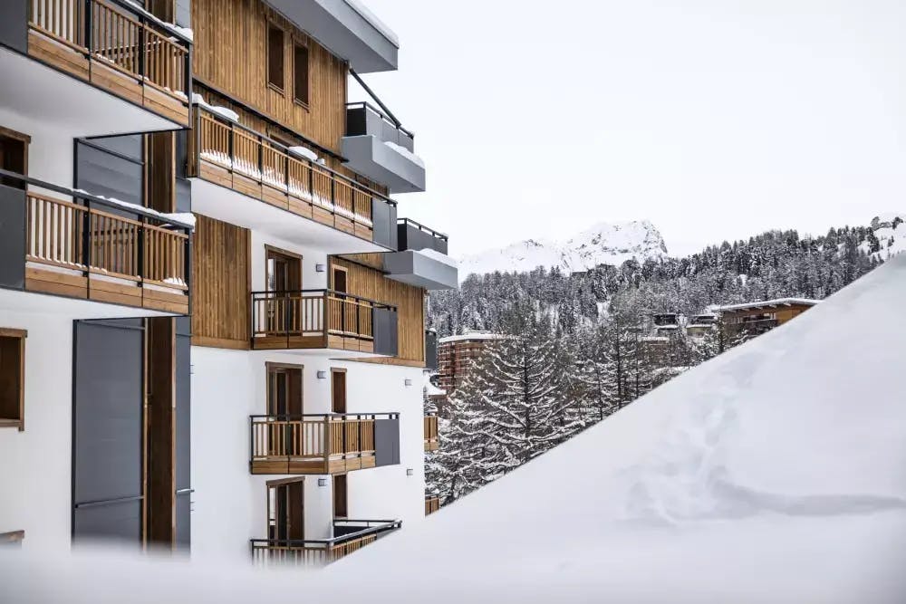 résidence skis aux pieds famille