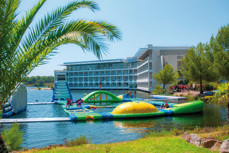 hôtel avec aire de jeux gonflables