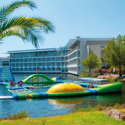 hôtel avec aire de jeux gonflables