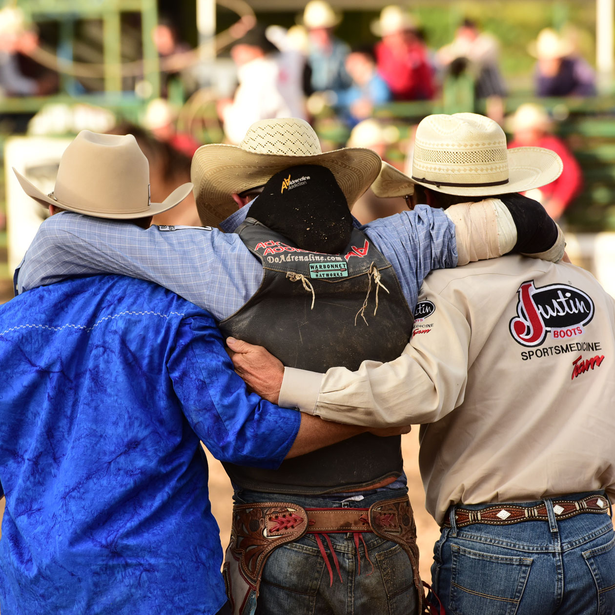 Atleta de rodeo ayudado a los miembros ob del equipo de Justin Sportsmedicine.