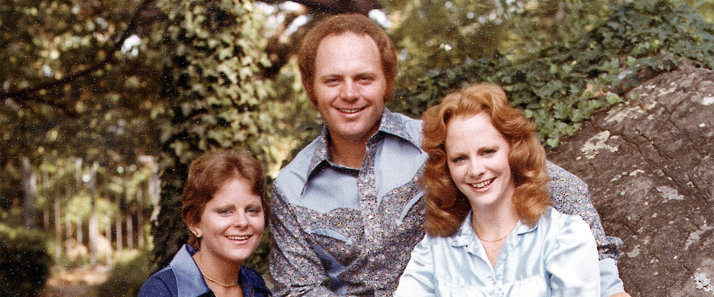 A picture of Reba McEntire with her brother and sister.