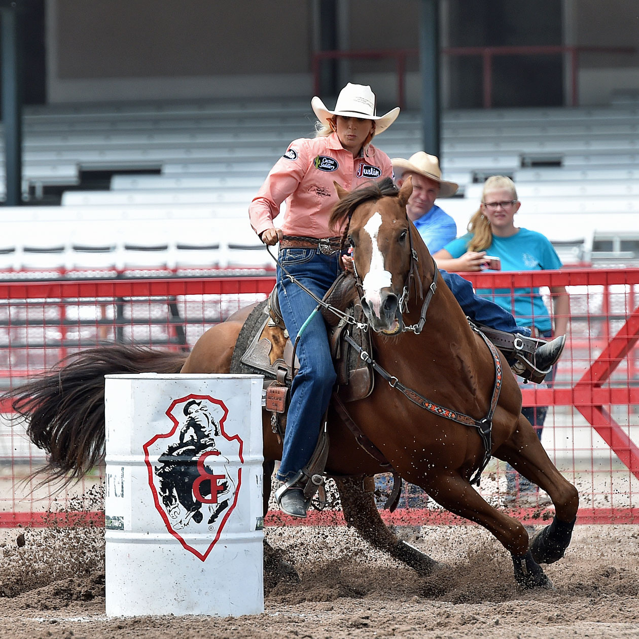 Mujeres corriendo en un caballo