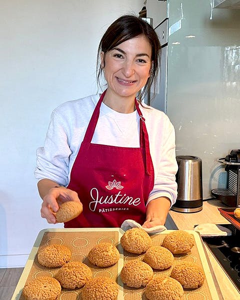 Justine de Justine Pâtisseries montre des choux