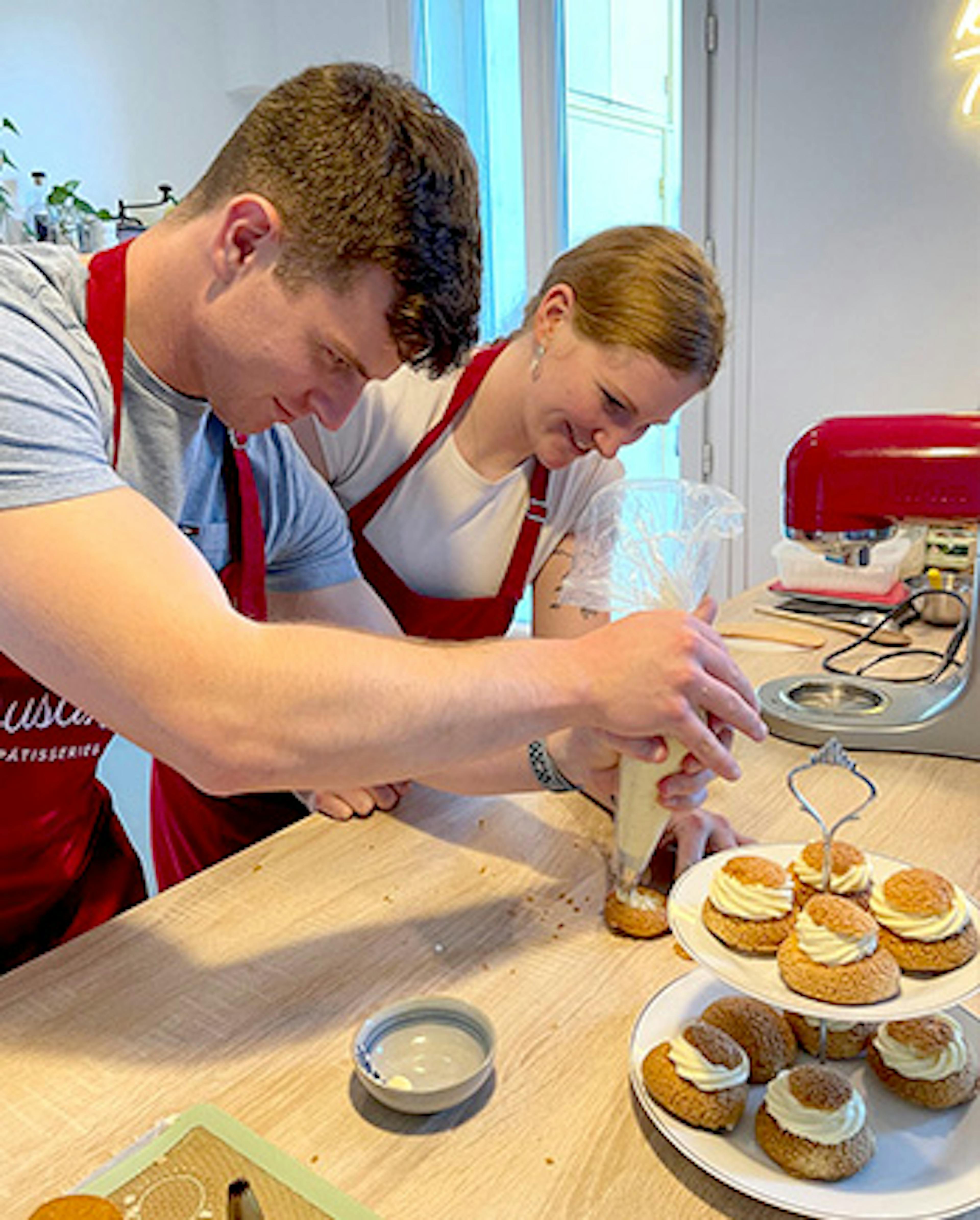 Deux personnes participent à un atelier adulte Justine Pâtisseries