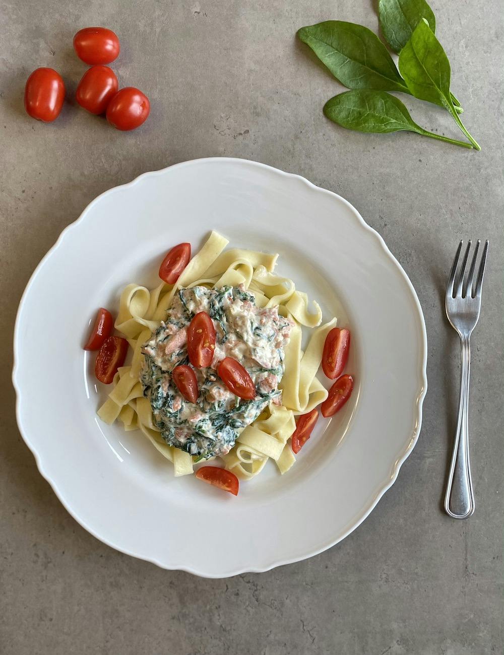 Tagliatelle z łososiem i szpinakiem