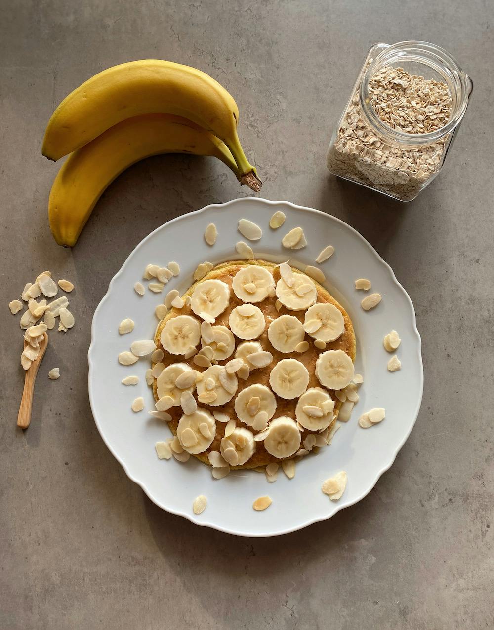 Omlet z masłem orzechowym i bananem