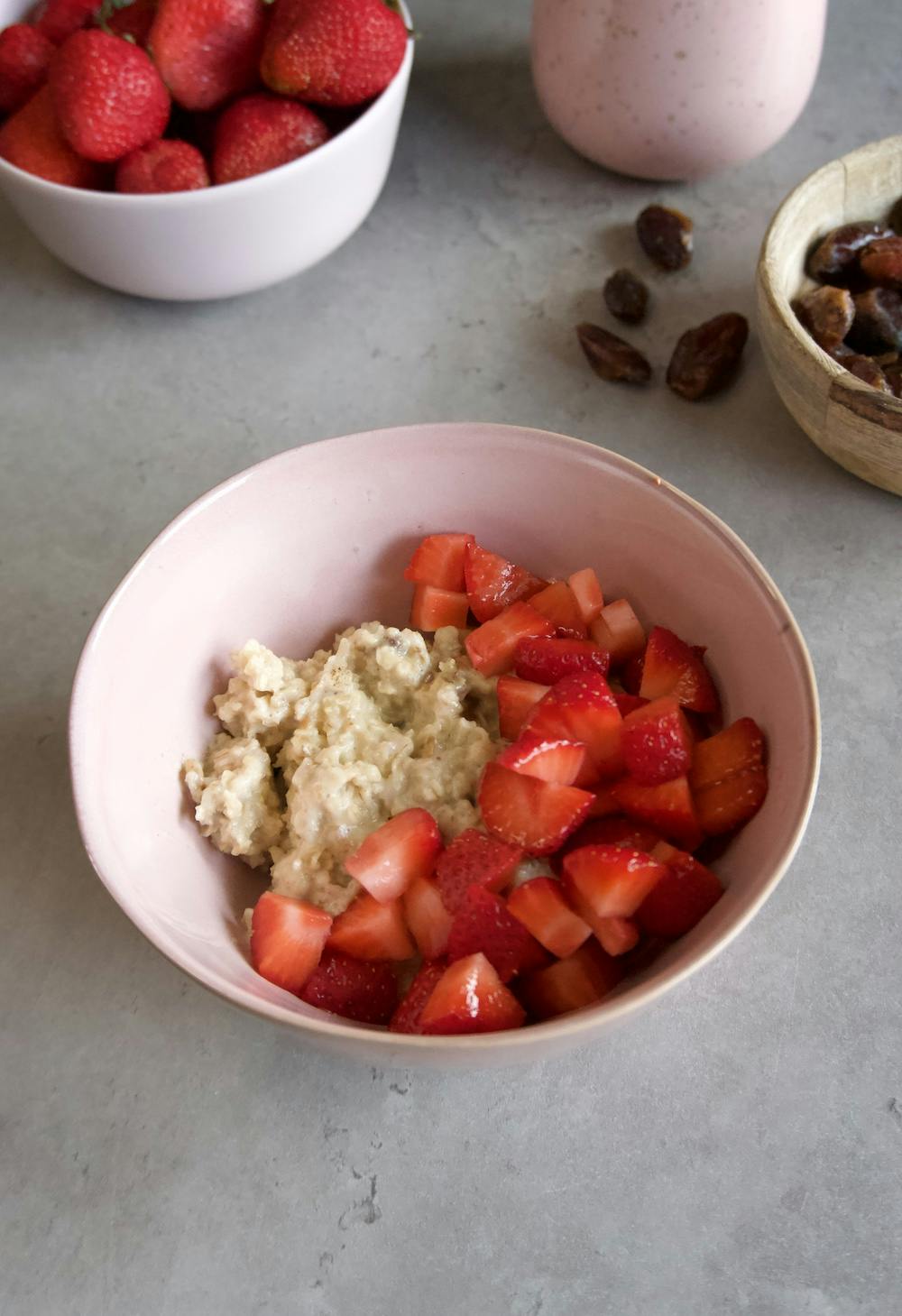 Owsianka z masłem orzechowym i truskawkami