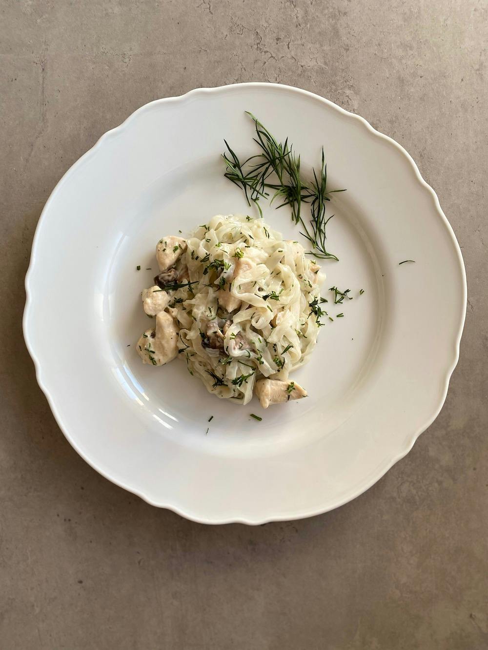Makaron ryżowy z sosem koperkowo-pieczarkowym