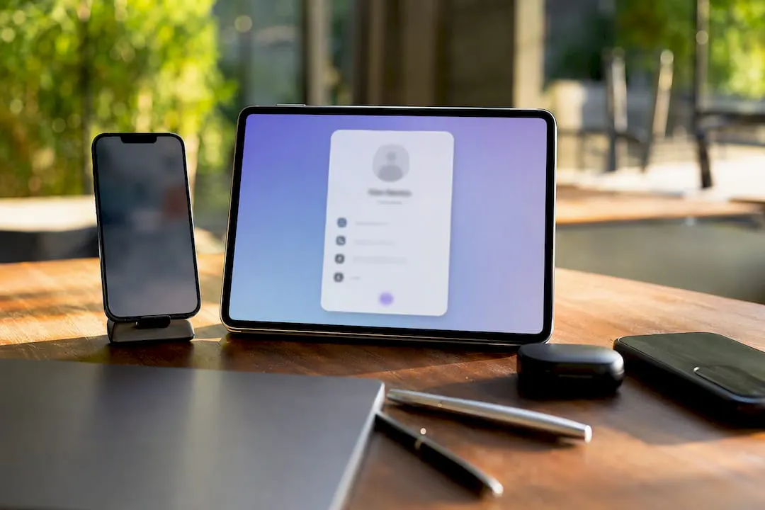 Mockup di smartphone e carta digitale posizionati sulla scrivania