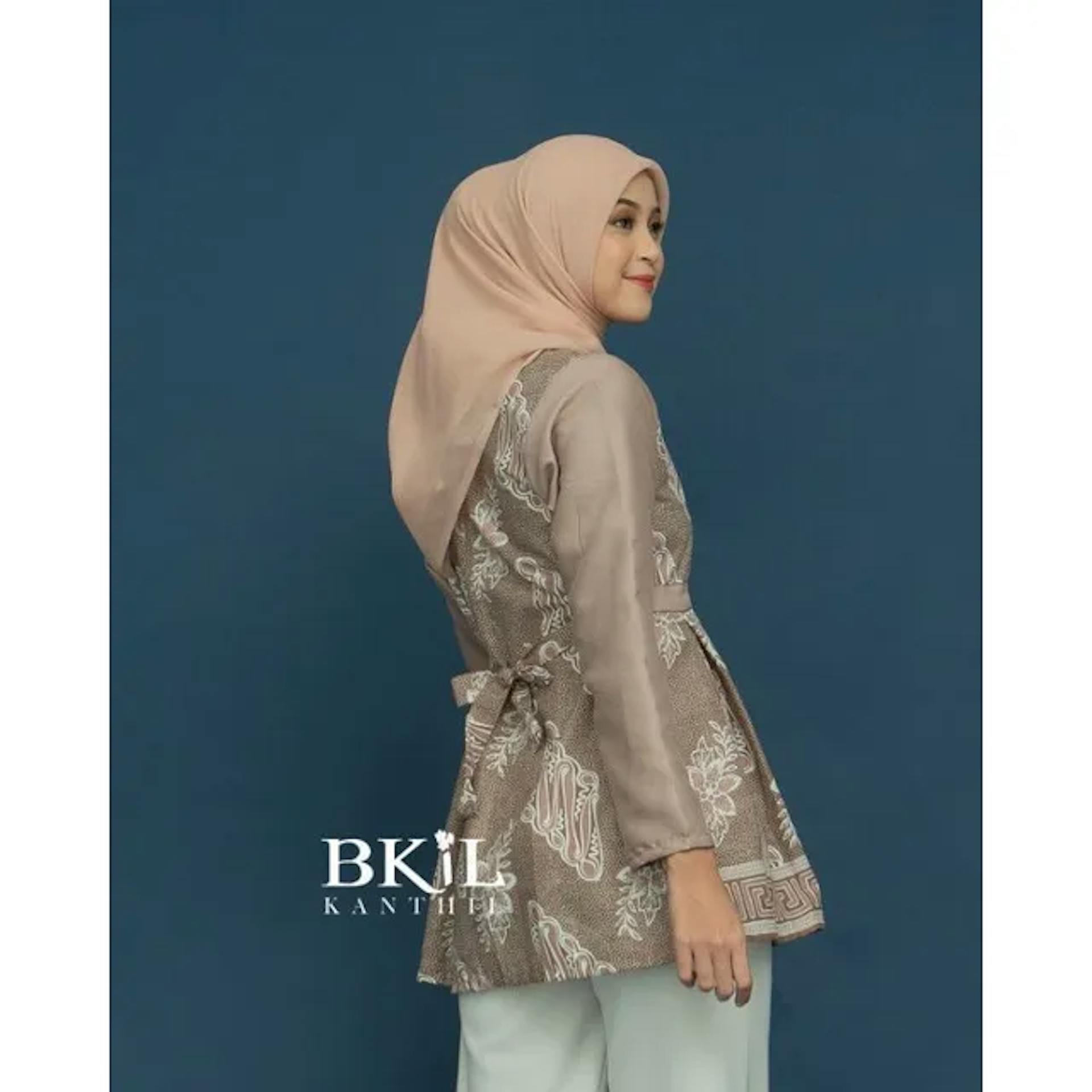 Blouse batik wanita berbahan katun