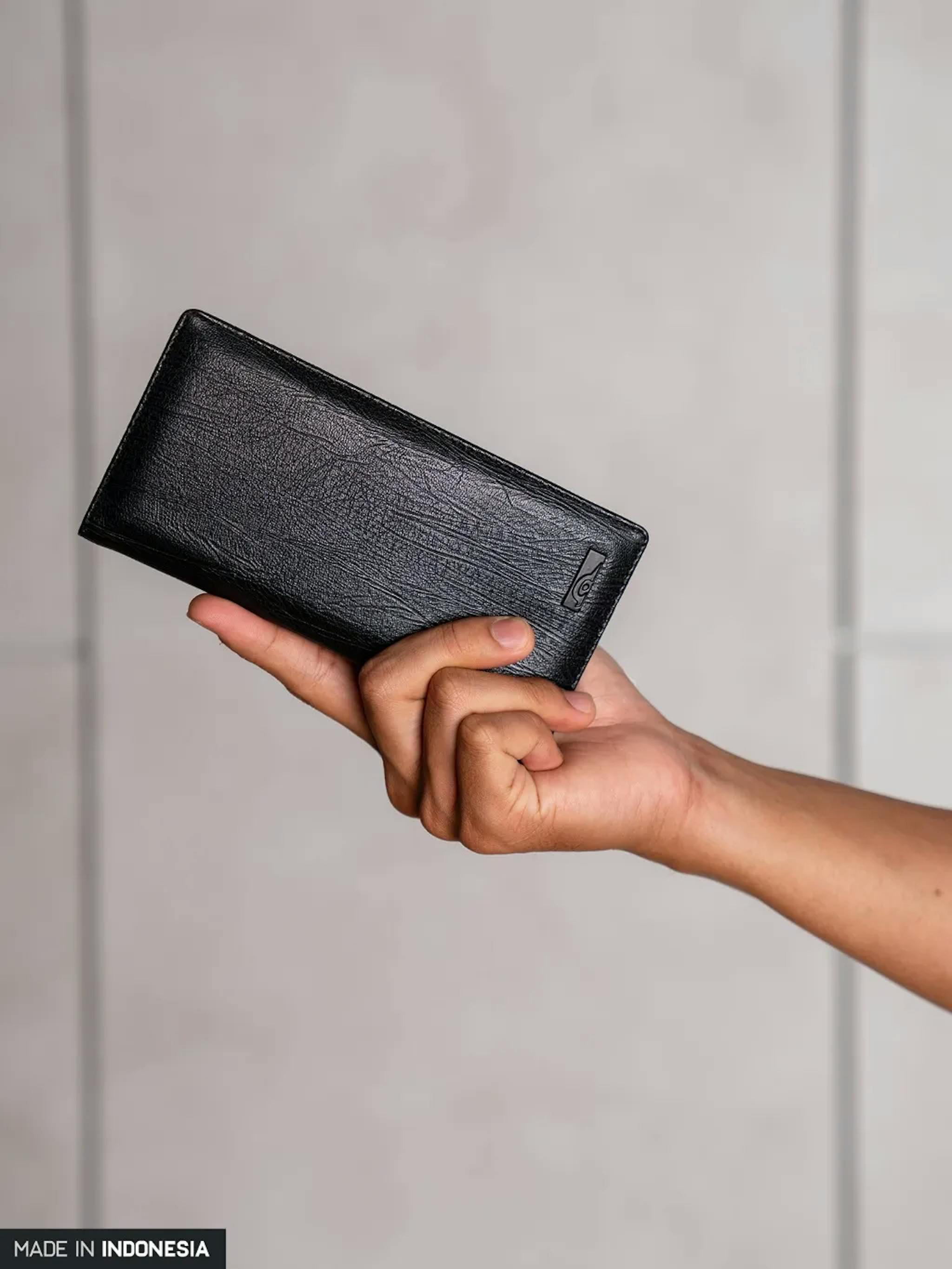 Dompet Pria J37 LONG dengan detail elegan