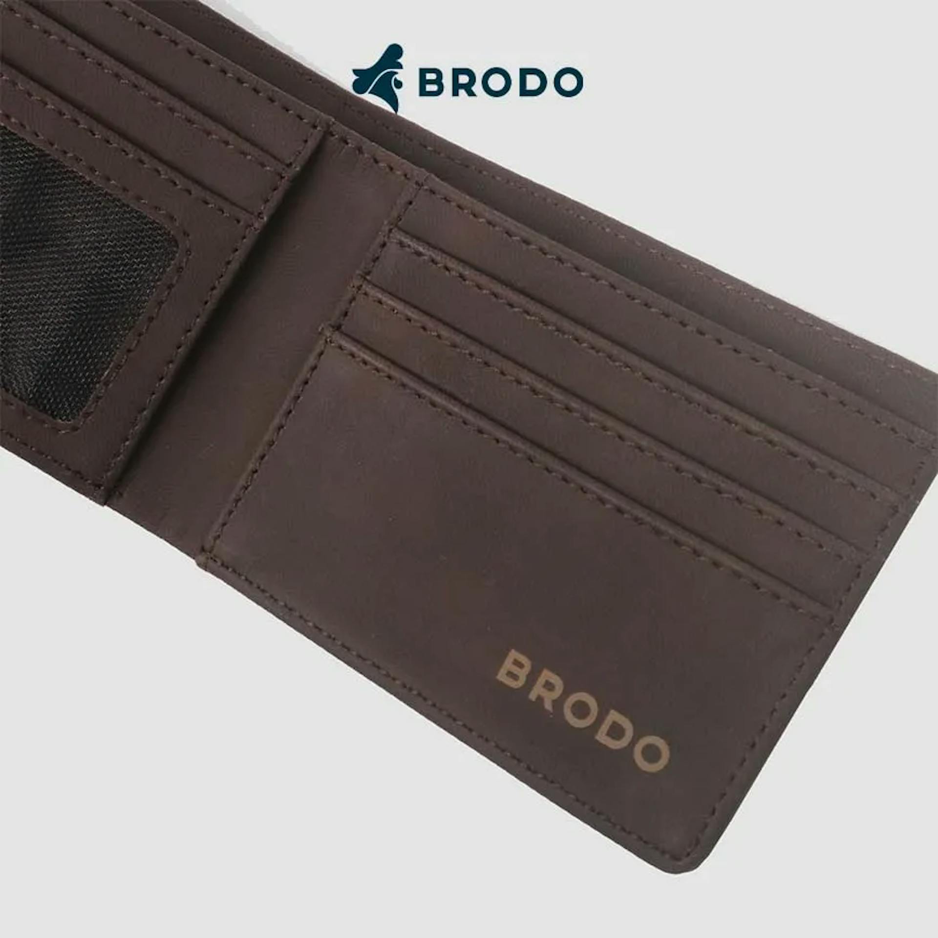 Brodo Leftscape Wallet Cokelat dalam tampilan close-up