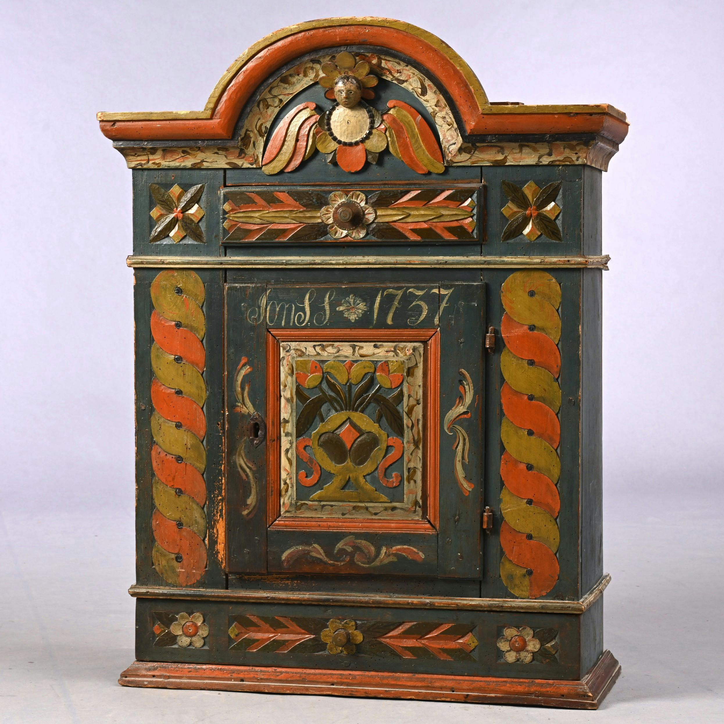 7 HÄNGSKÅP, sk "Änglaskåp", Skåne