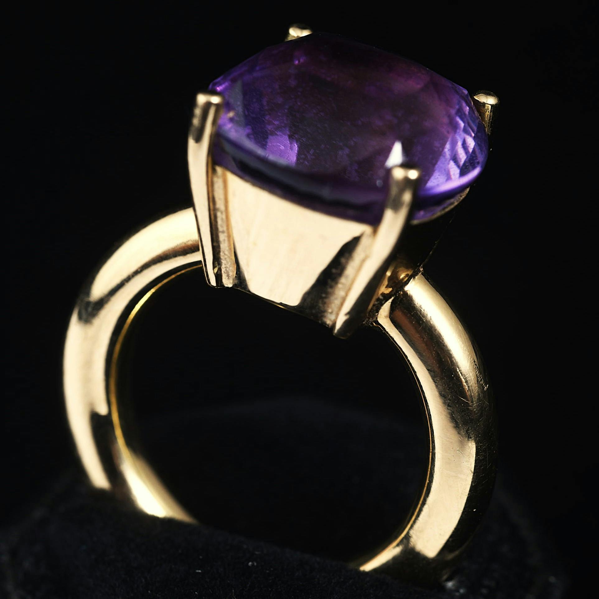 #10 RING, 18 k guld, med ametist