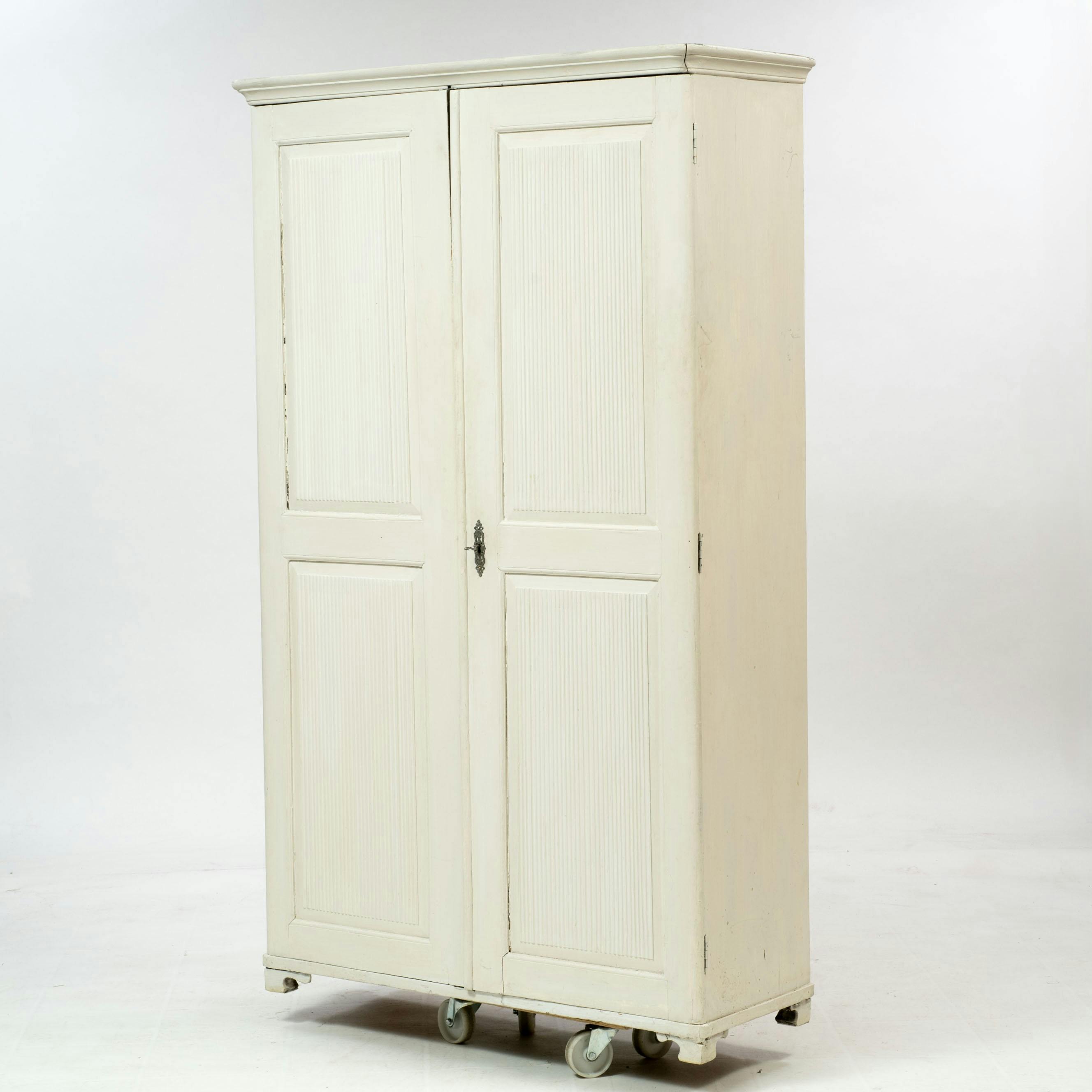 #226 GARDEROBSKÅP, gustaviansk stil, 1800-tal