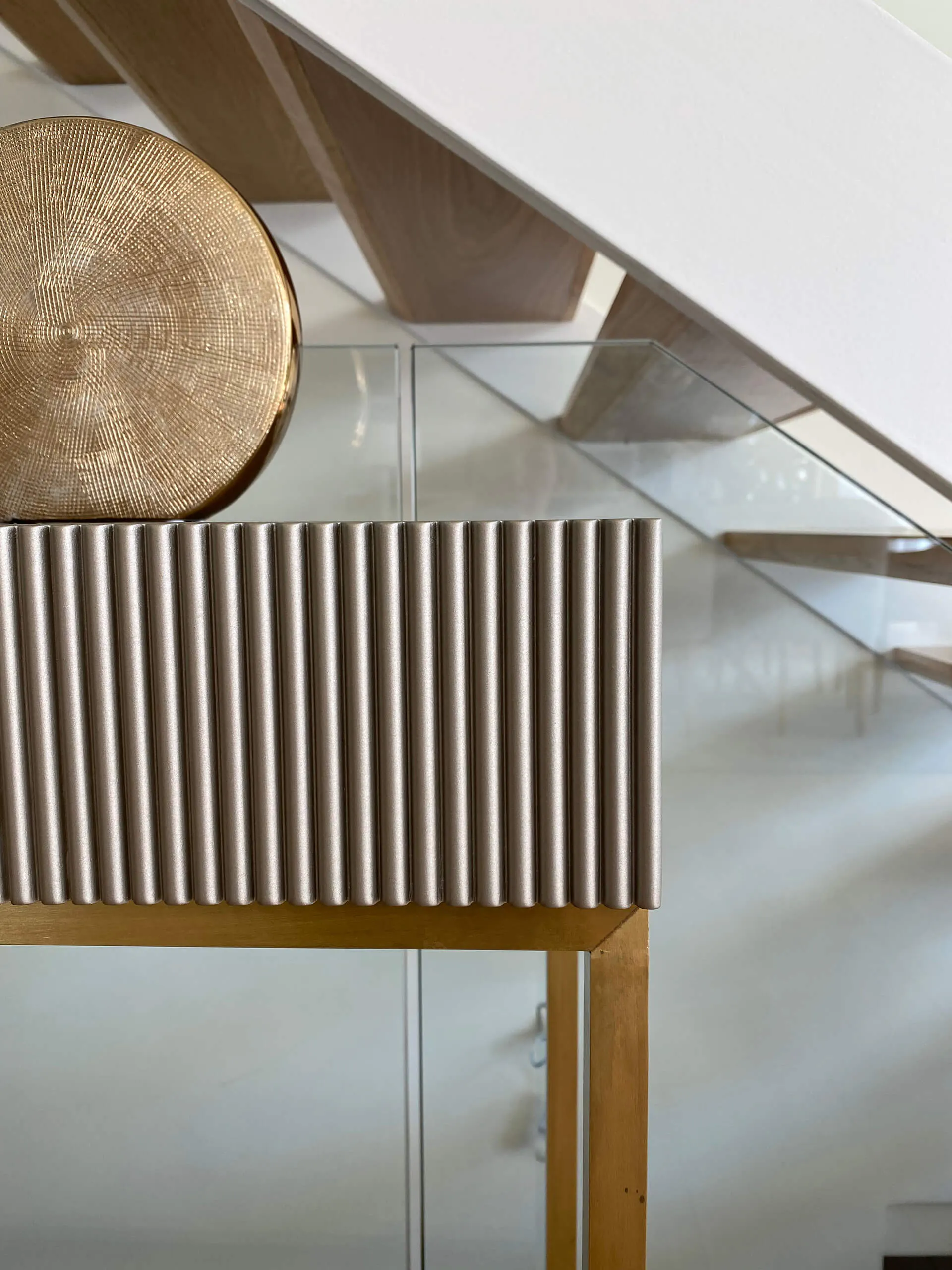 Detalle de mueble exclusivo en metales nobles con elemento decorativo del proyecto de decoración en Majadahonda