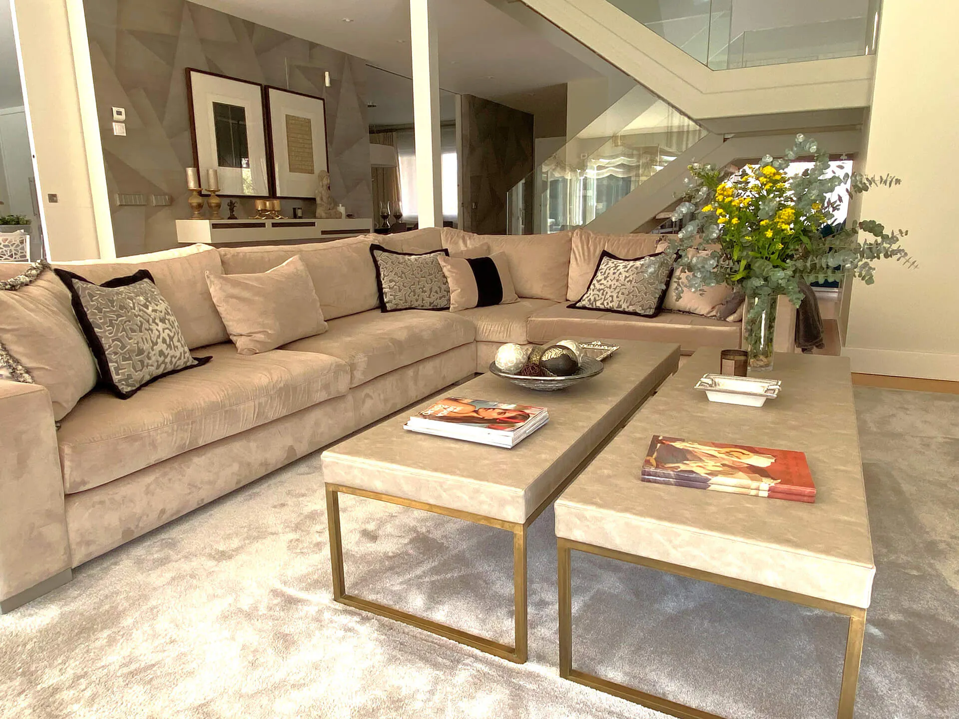 Mesas de centro y sofá modular del proyecto de decoración en La Moraleja