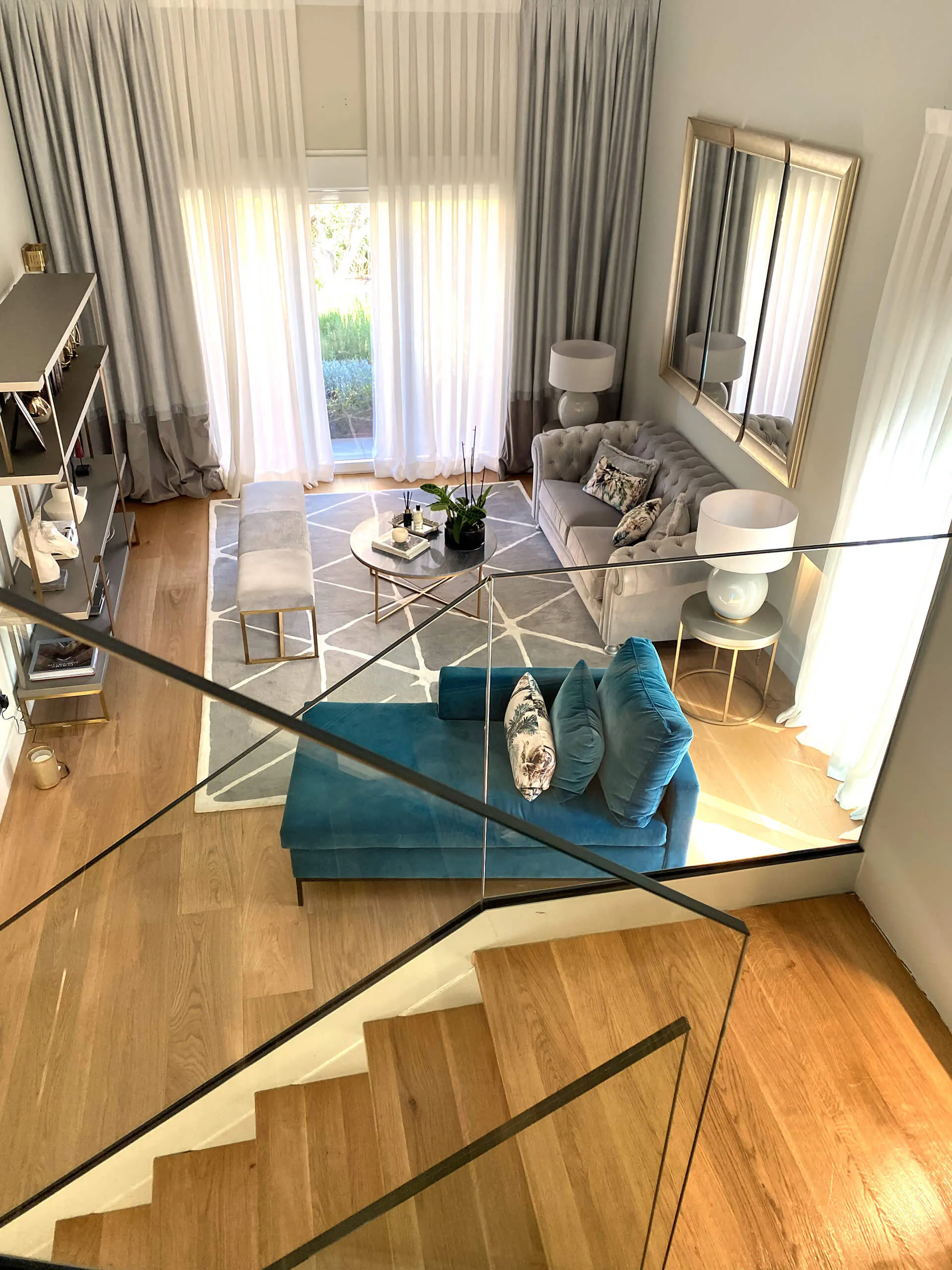 Perspectiva caballera de la sala de estar del proyecto de decoración en La Moraleja