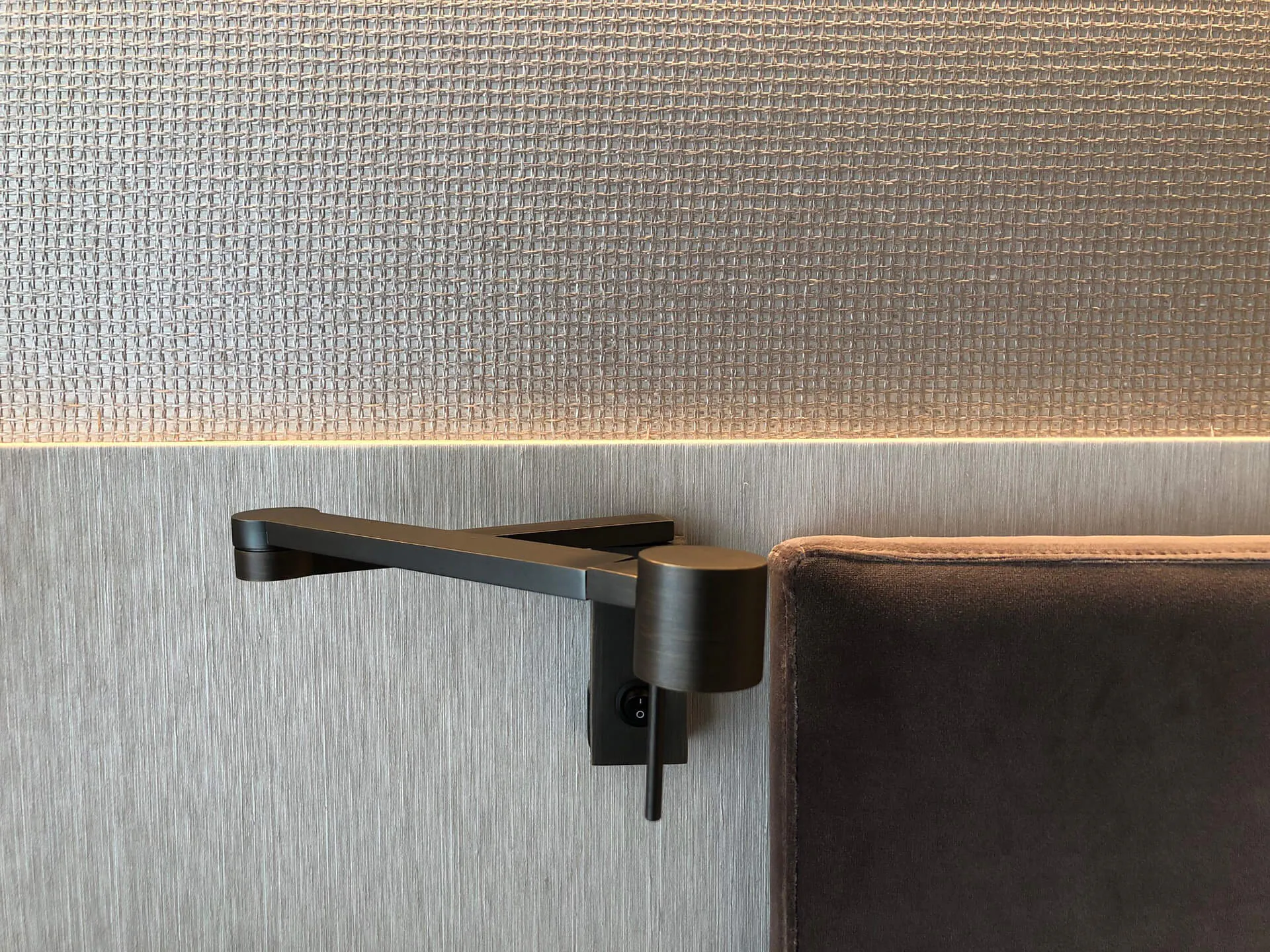 Detalle iluminación integrada y tapicería exclusiva del dormitorio principal del proyecto de decoración en Pozuelo de Alarcón