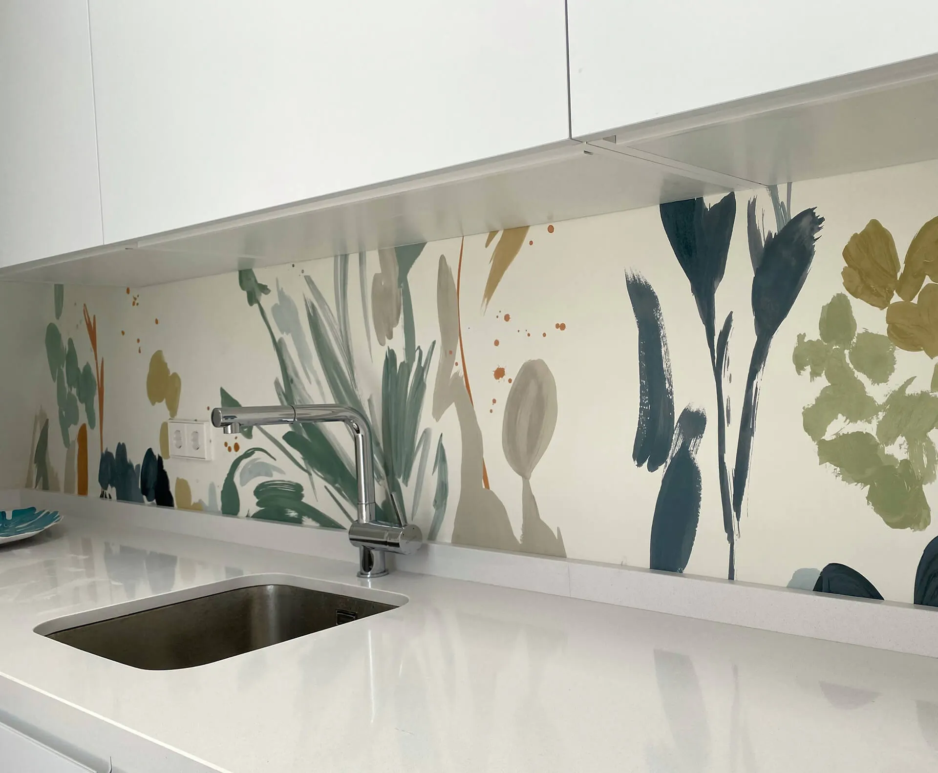 Detalle del mueble lavabo y diseño de pared del proyecto de decoración en Marbella