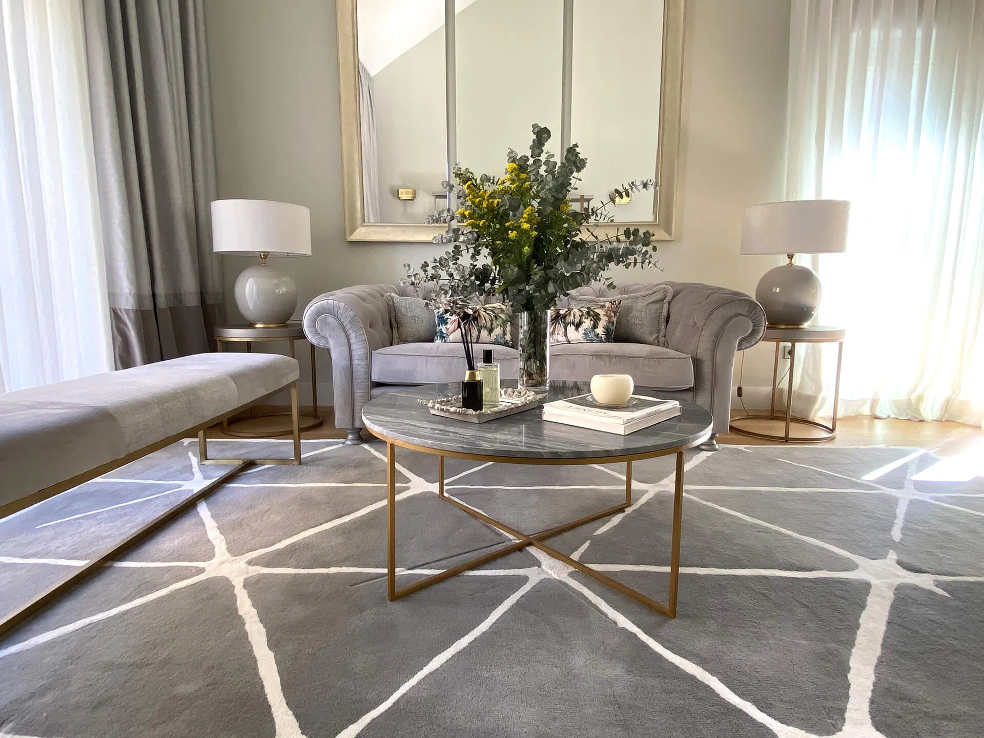 Detalle de alfombra exclusiva en sala de estar del proyecto de decoración en La Moraleja