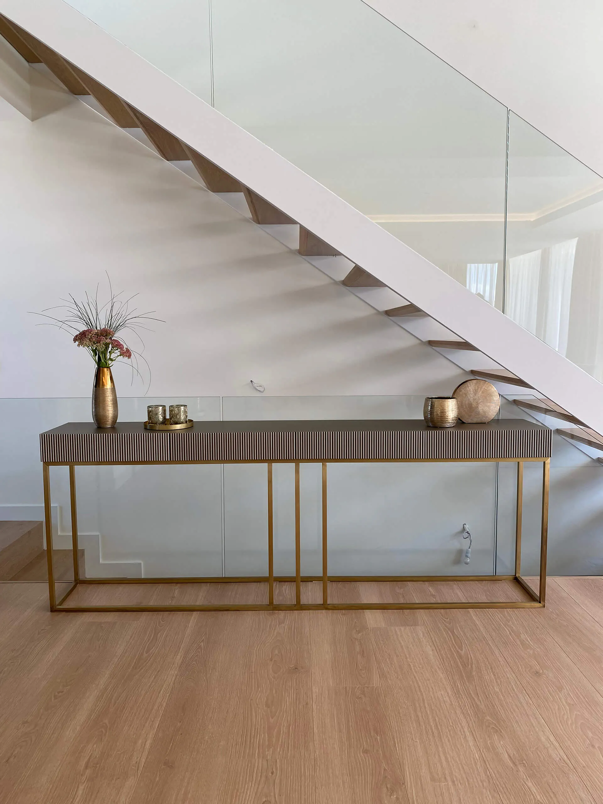 Mueble exclusivo en metales nobles del proyecto de decoración en Majadahonda