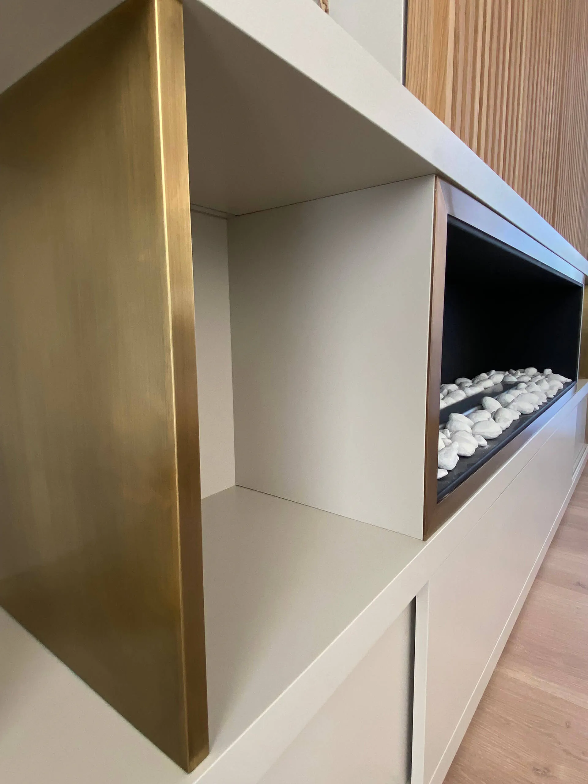 Perfil de mueble a medida para almacenaje del proyecto de decoración en Majadahonda