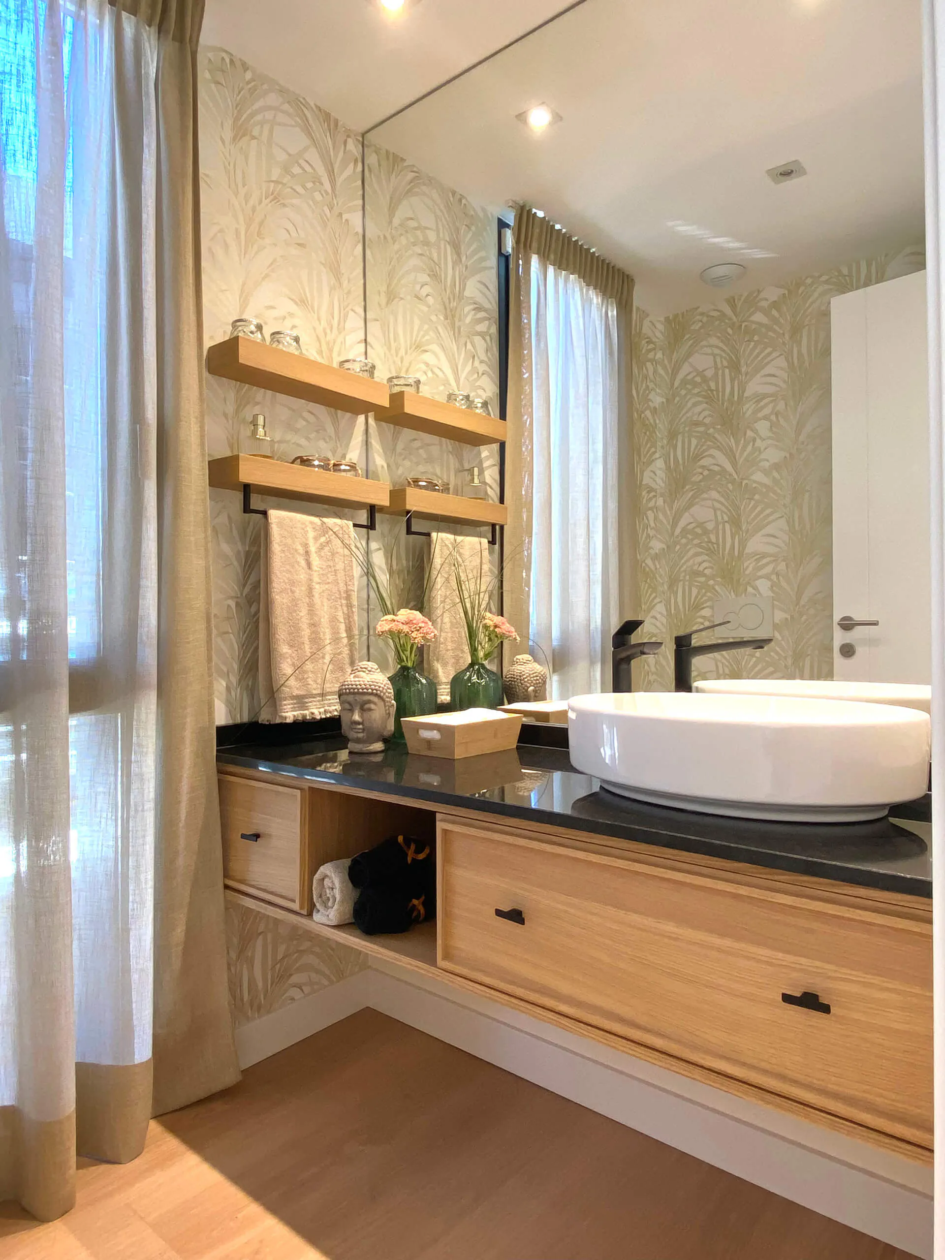 Detalle mueble aseo y paredes con elementos decorativos exclusivos del proyecto de decoración en Majadahonda
