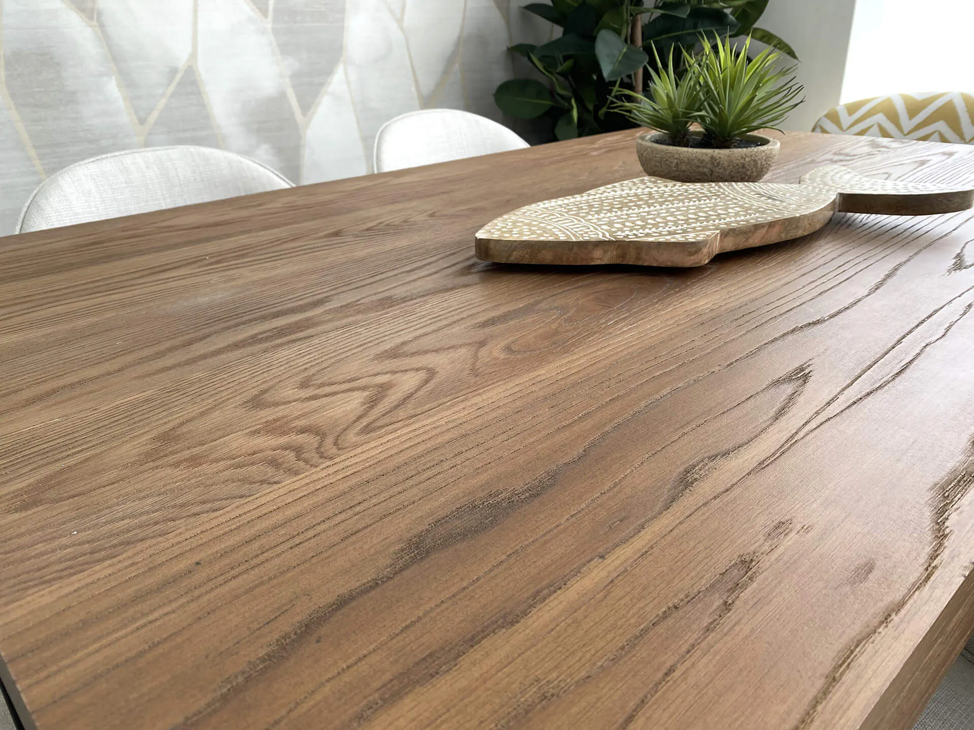 Detalle del acabado de la mesa de comedor del proyecto de decoración en Marbella