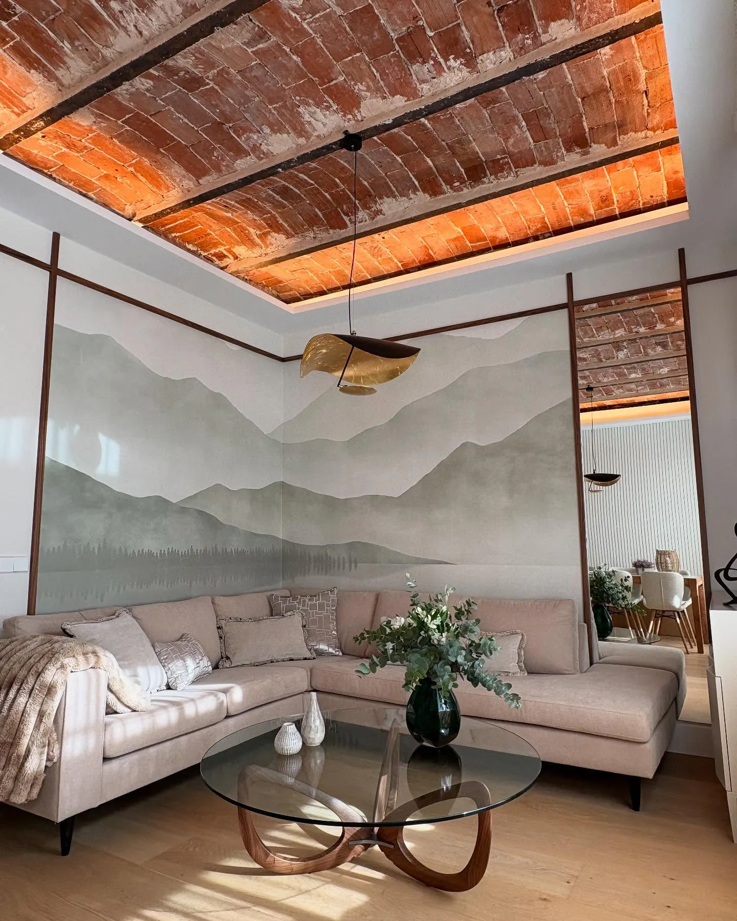 Salón con bóveda cerámica recuperada, mural e iluminación escultórica