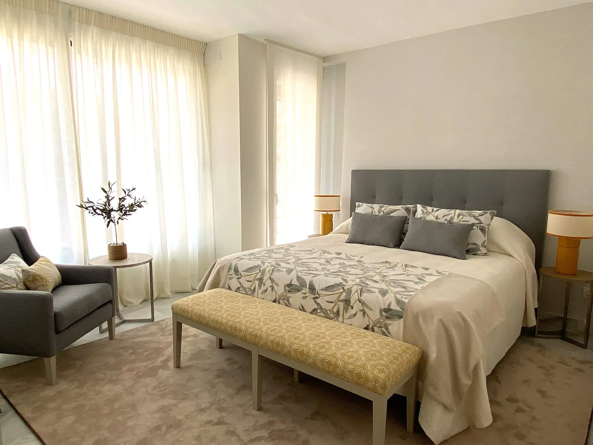 Dormitorio tapizado del proyecto de decoración en Marbella