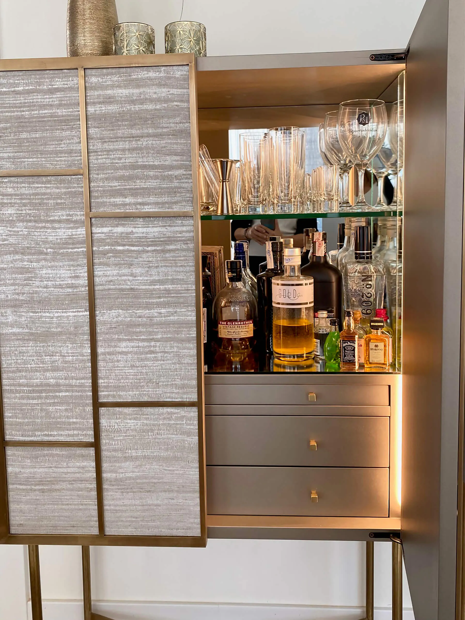 Mueble bar semi-abierto del proyecto de decoración en Majadahonda