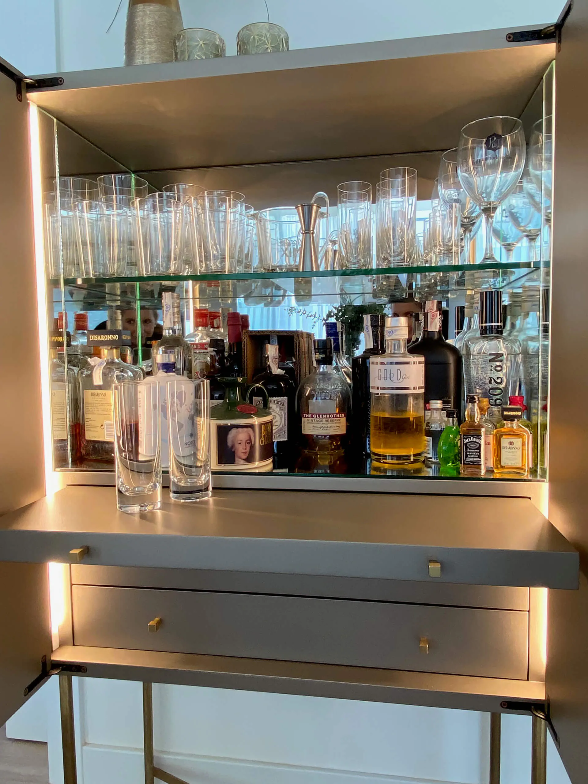 Mueble bar abierto del proyecto de decoración en Majadahonda