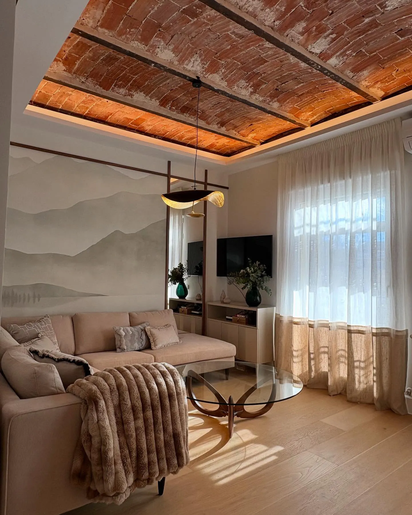 Salón con bóveda cerámica, textiles naturales y mobiliario integrado