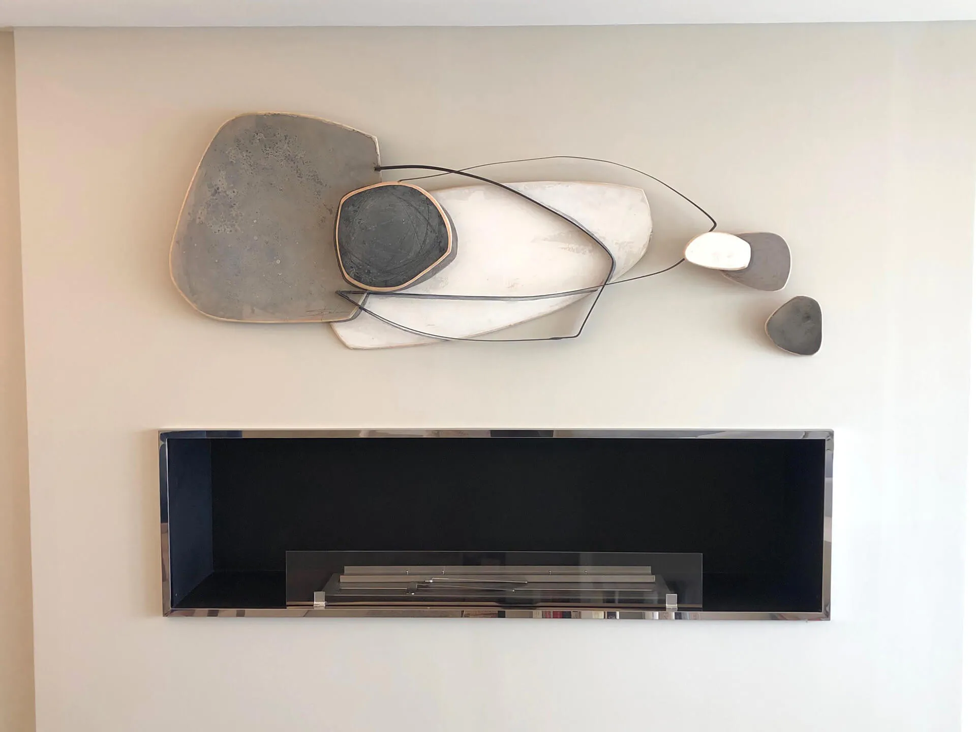 Detalle de escultura de pared y chimenea integrada del proyecto de decoración en Pozuelo de Alarcón