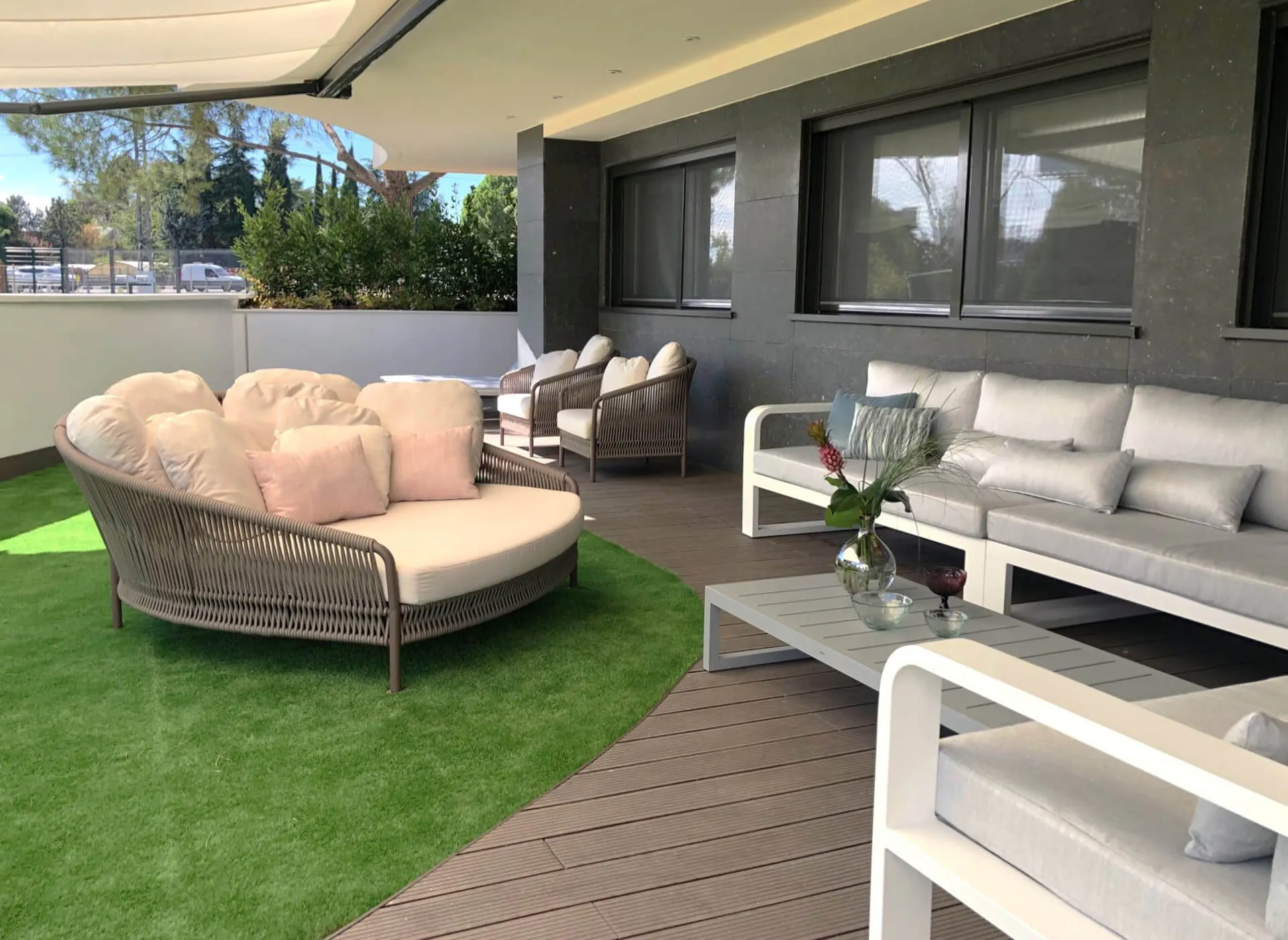 Jardín exterior con mobiliario a medida del proyecto de decoración en Pozuelo de Alarcón