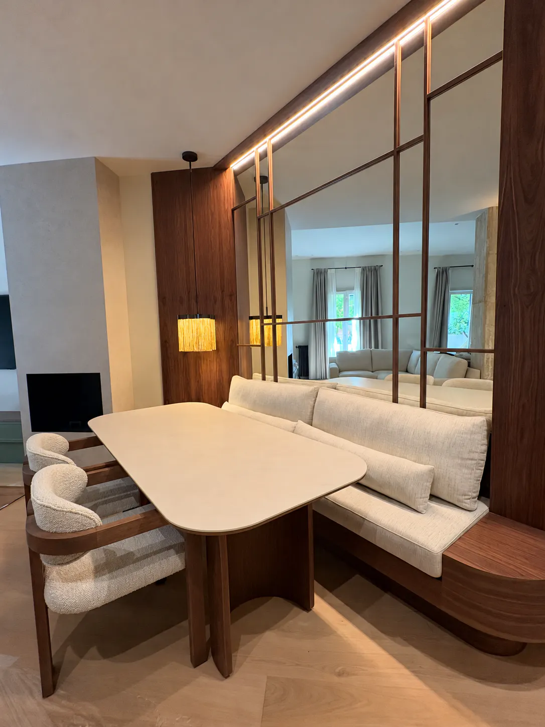 Comedor a medida con madera, espejos e iluminación integrada