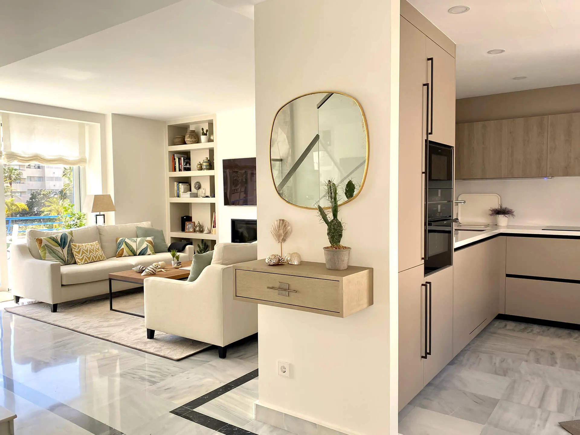 Salón y cocina del proyecto de decoración en Marbella