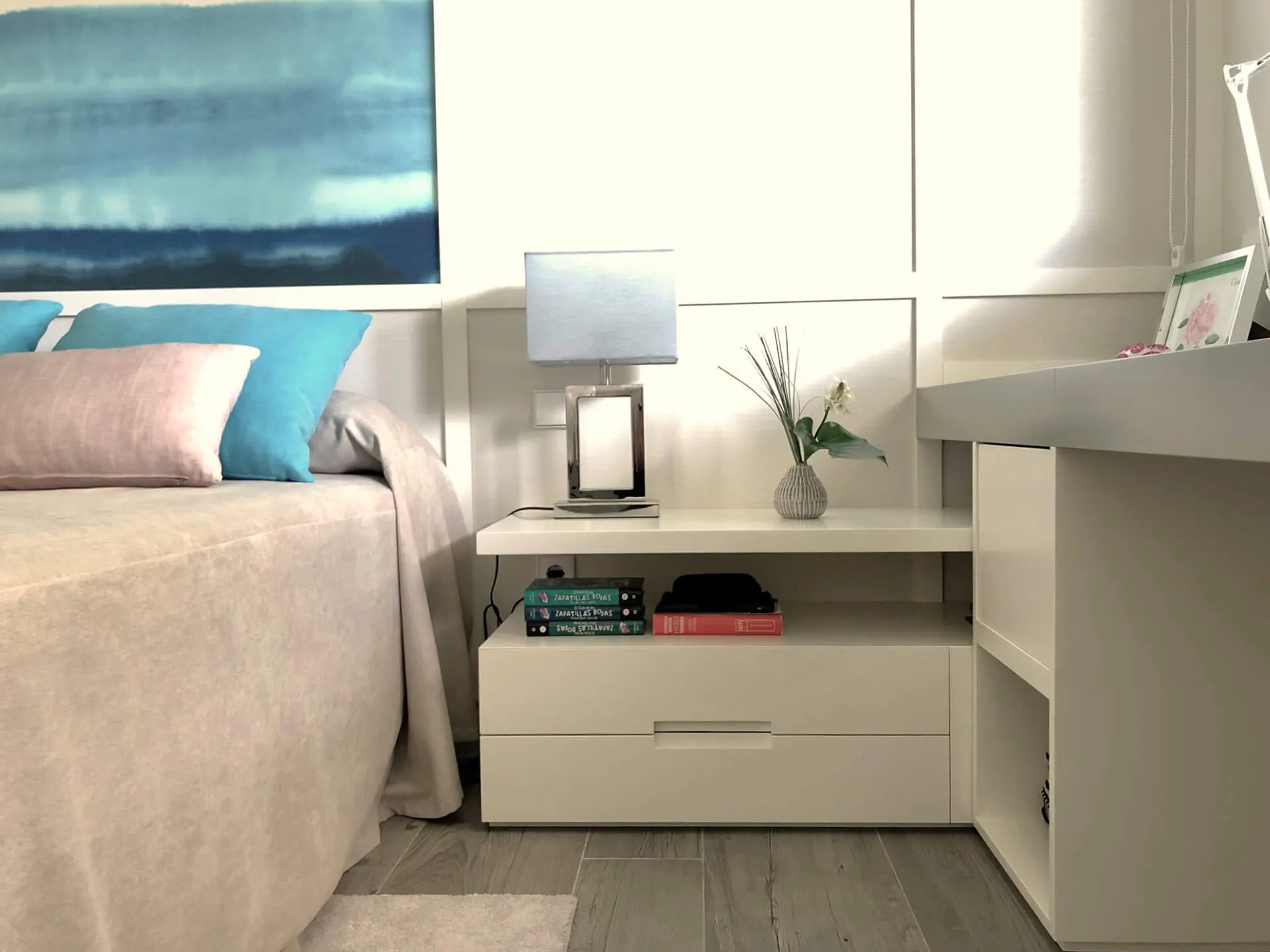 Detalle mesilla y almacenaje del dormitorio juvenil del proyecto de decoración en Pozuelo de Alarcón