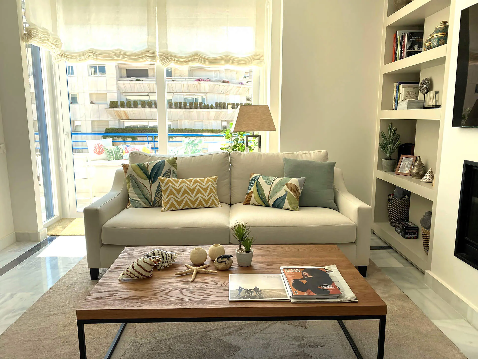 Detalle librería, sofa y mesa a medida del proyecto de decoración en Marbella