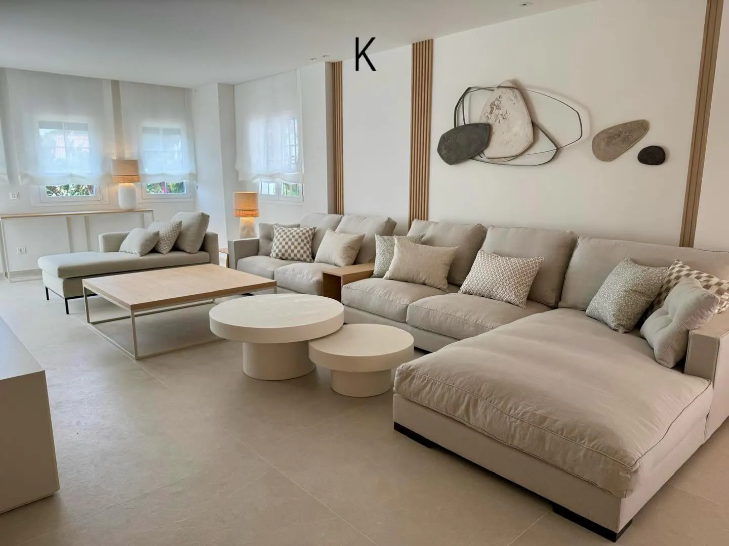 Salón con mobiliario integrado y revestimientos verticales de madera
