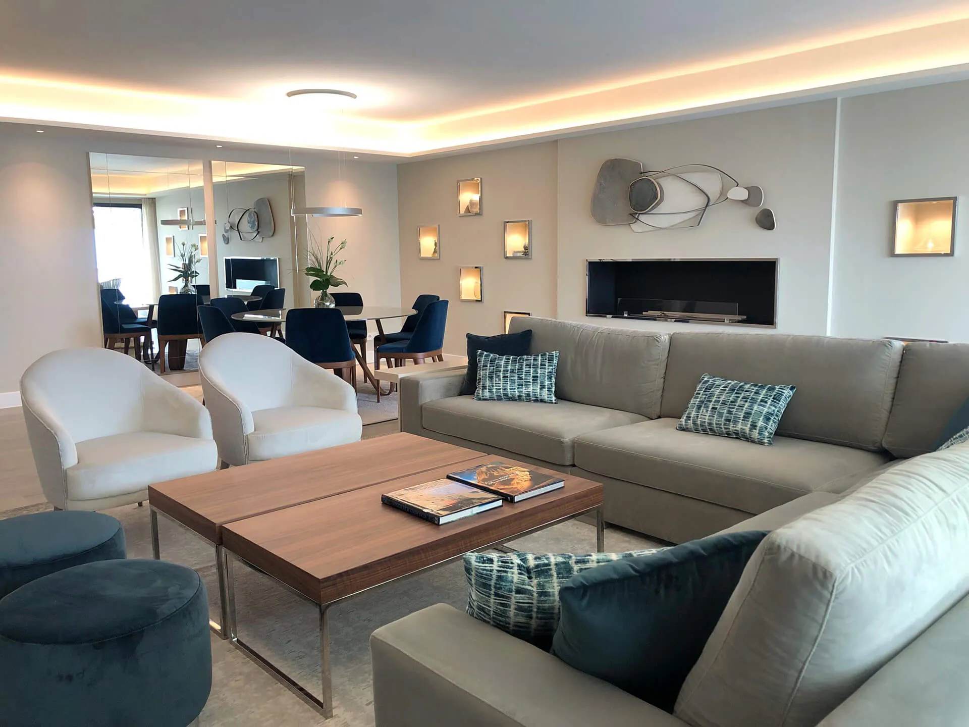 Perspectiva del amplio salón-comedor del proyecto de decoración en Pozuelo de Alarcón
