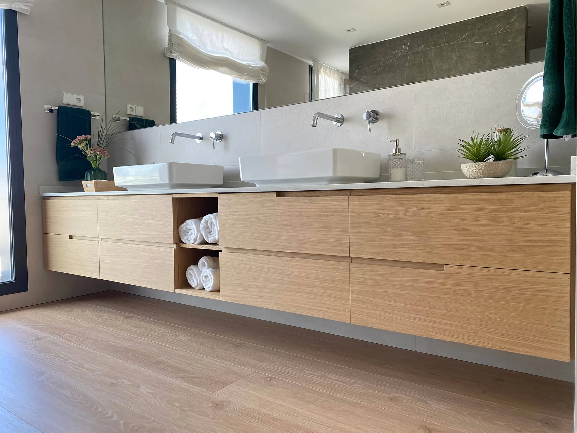 Detalle mueble de aseo con lavabo doble y almacenaje del proyecto de decoración en Majadahonda